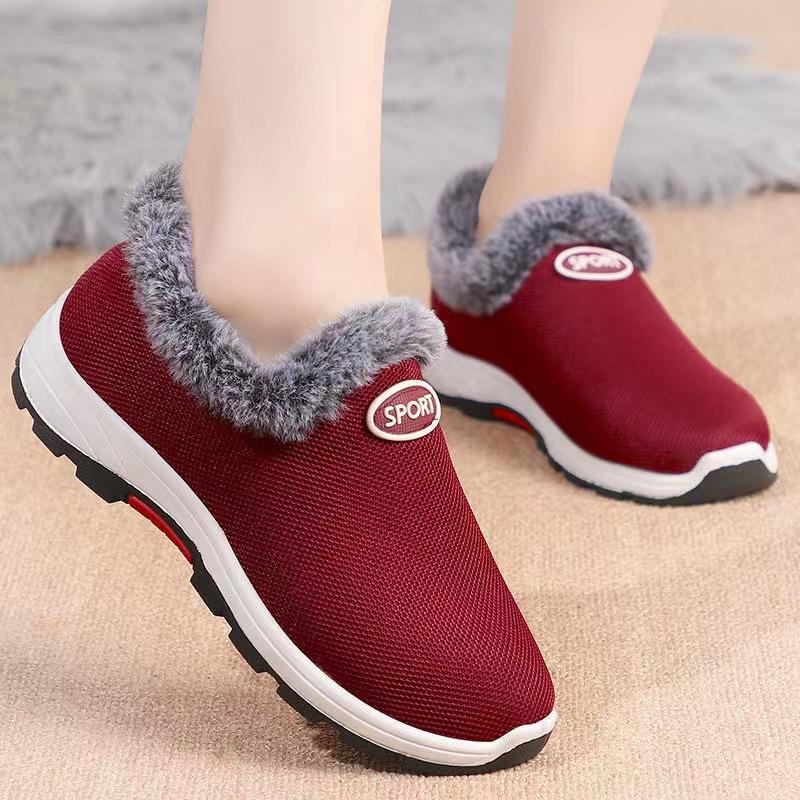 Women's cotton shoes are piled and thickened. Winter cotton shoes are non-slip and soft-soled to keep warm. Middle-aged mother