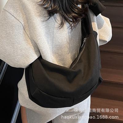 В этом году популярная женская сумка 2025 новая наплечная сумка большой вместимости универсальная холщовая сумка-мессенджер для通勤 сумка-пельмень