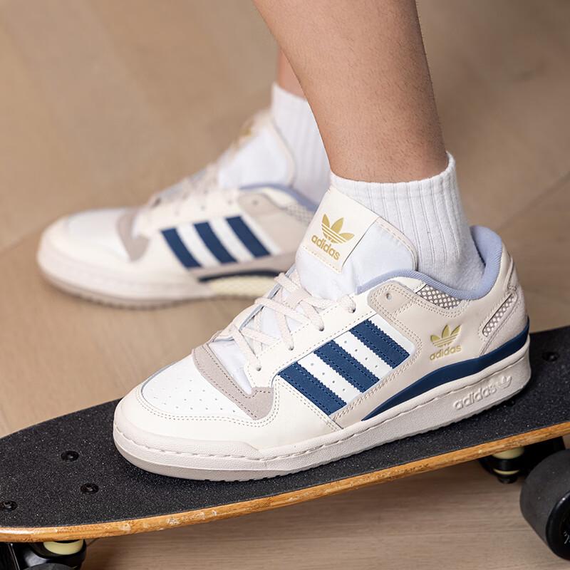 Adidas Unisex LA3798 Low-Top Basketball Inspired Sneakers