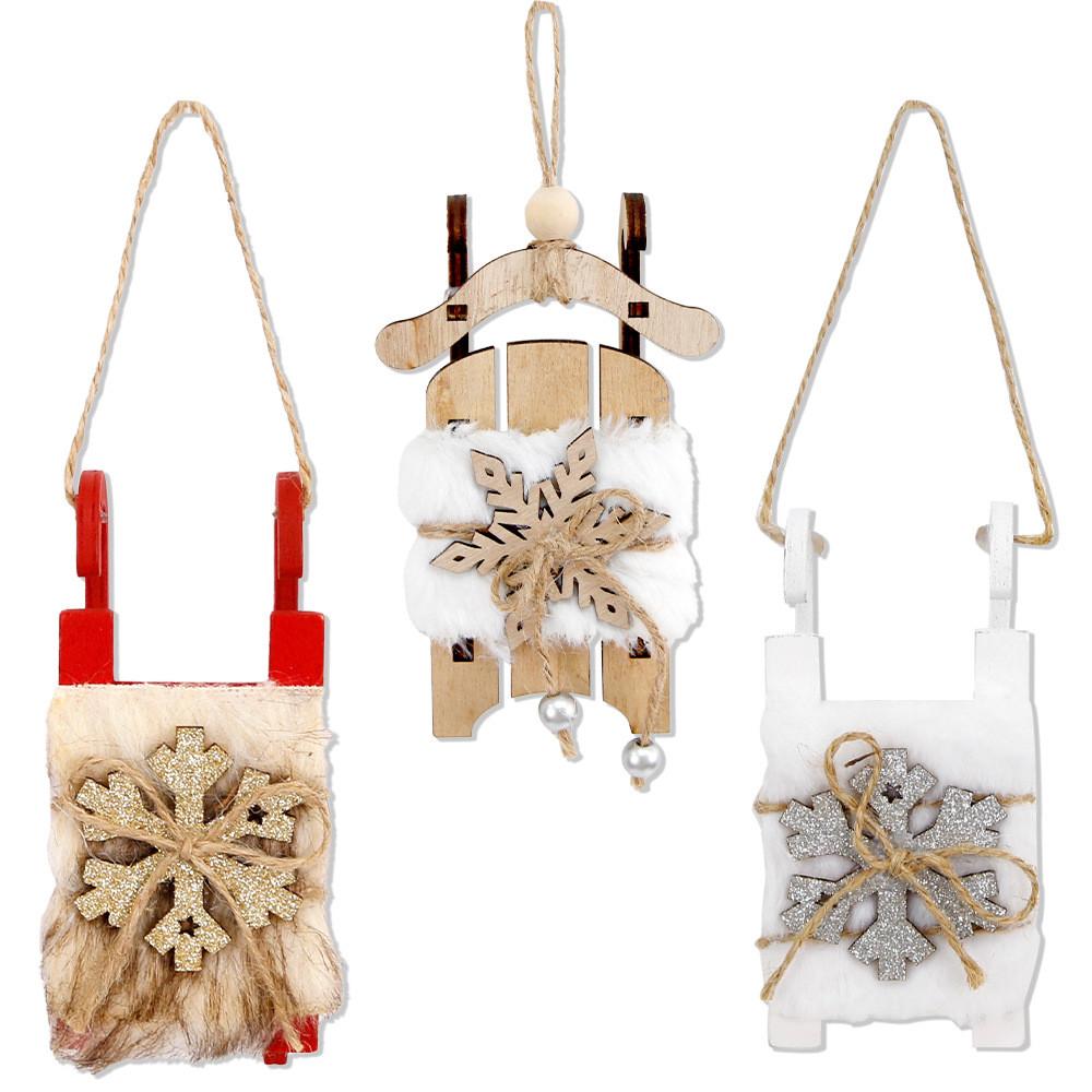 Очаровательная деревянная рождественская санка-украшение с мягким дизайном в виде снежинки. Идеально подходит для праздничного декора.