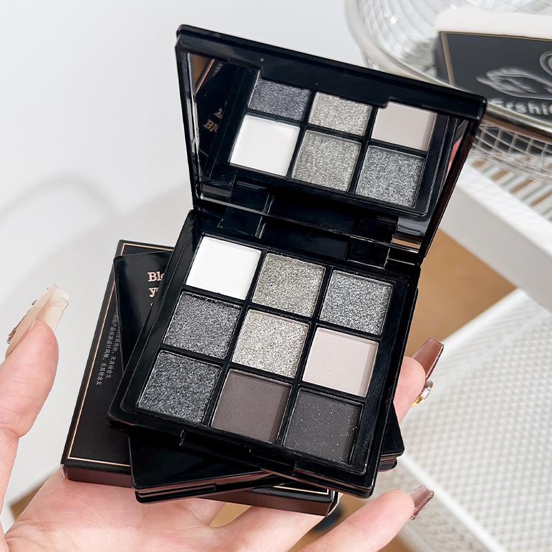 Девятицветная палетка теней для smoky eyes: Темные холодные тона с матовым, мерцающим и жемчужным финишем для внутреннего уголка глаза и линии нижних ресниц
