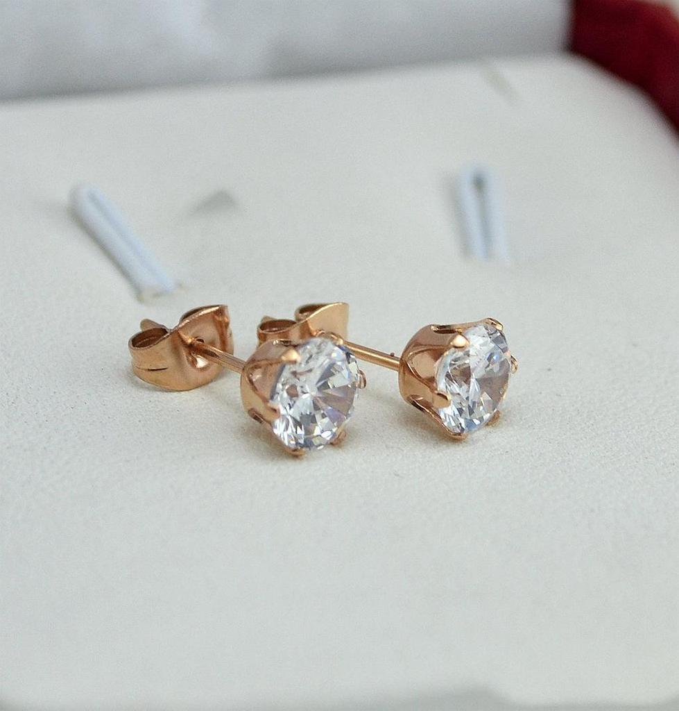 Корейские серьги-гвоздики из розового золота с квадратными бриллиантами и титановой сталью