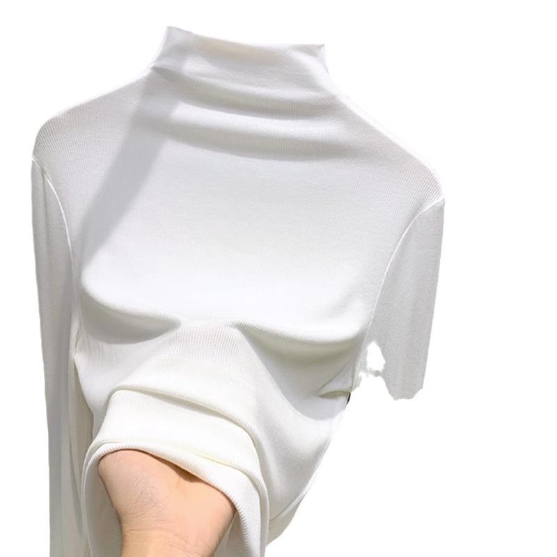 Для осени и зимы женщины могут носить базовый слой однотонного цвета с полувысоким воротником и футболку с длинным рукавом поверх него для стройнящего силуэта.