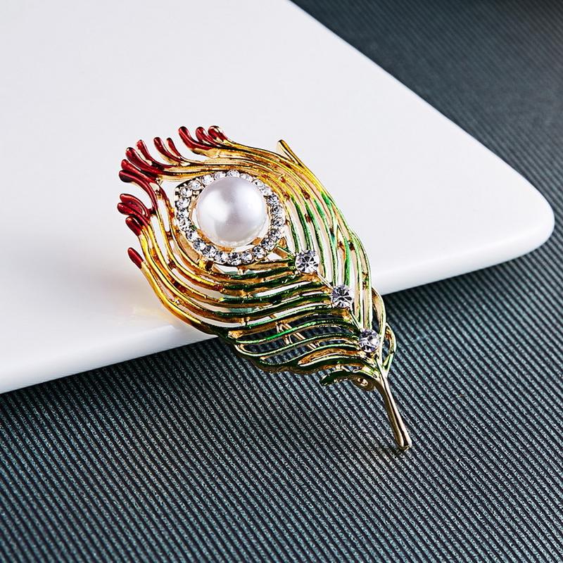 Женская эмалированная брошь "Перо" с кристаллами