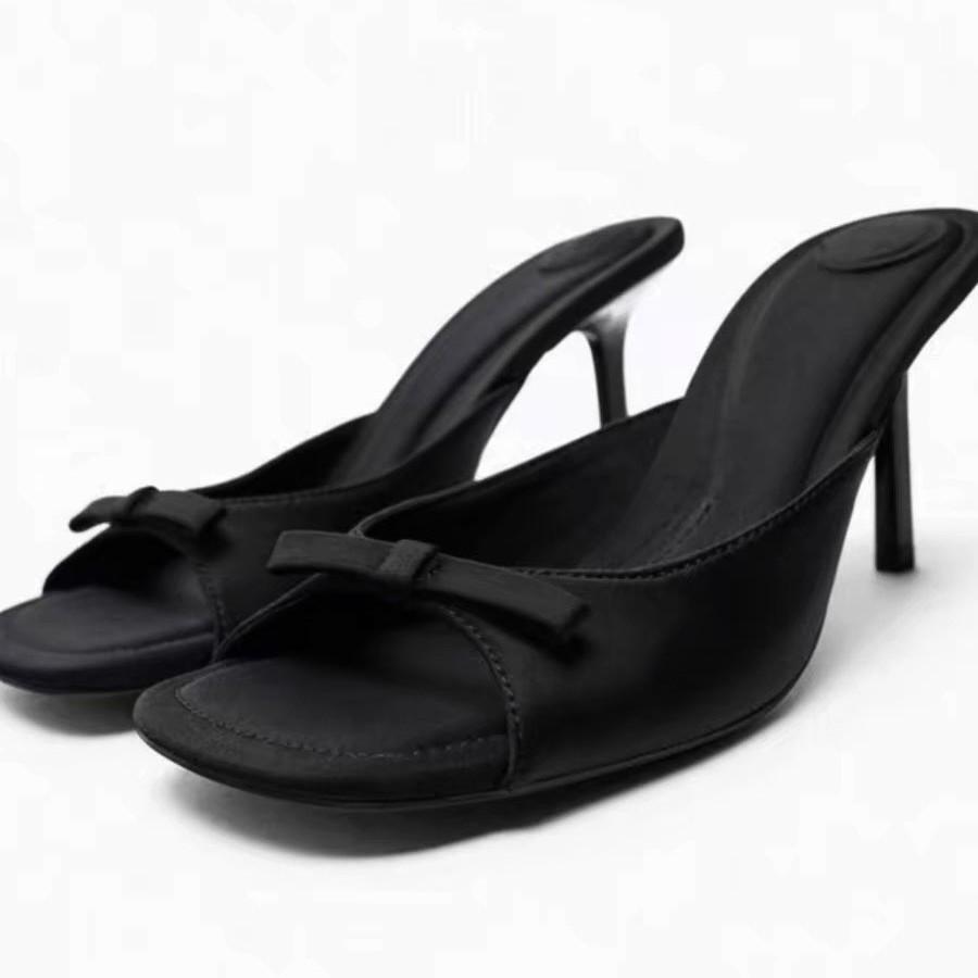 Летом 2025 года женщины будут носить новые босоножки с квадратным носком, открытым носком и каблуком-шпилькой, с милыми бантами и босоножками на высоком каблуке.