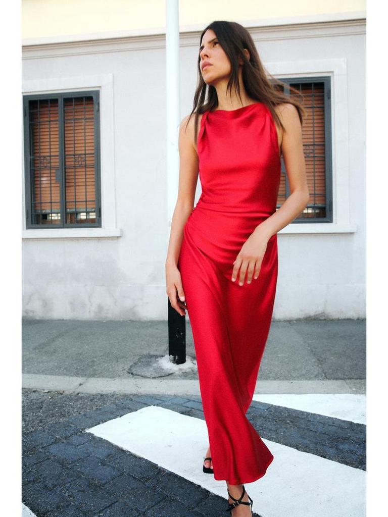 Европейское и американское женское атласное платье миди с драпировкой на талии и вырезом-капюшоном.