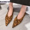 Остроносые женские туфли на плоской подошве с леопардовым принтом, модные туфли 2025 года, модные сексуальные тапочки из замши для вечеринок, женские туфли из замши