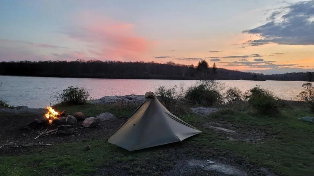 Six Moon Designs Gatewood Cape 10oz Single Person Ultralight - - Tarp/Cape (Dark Green)