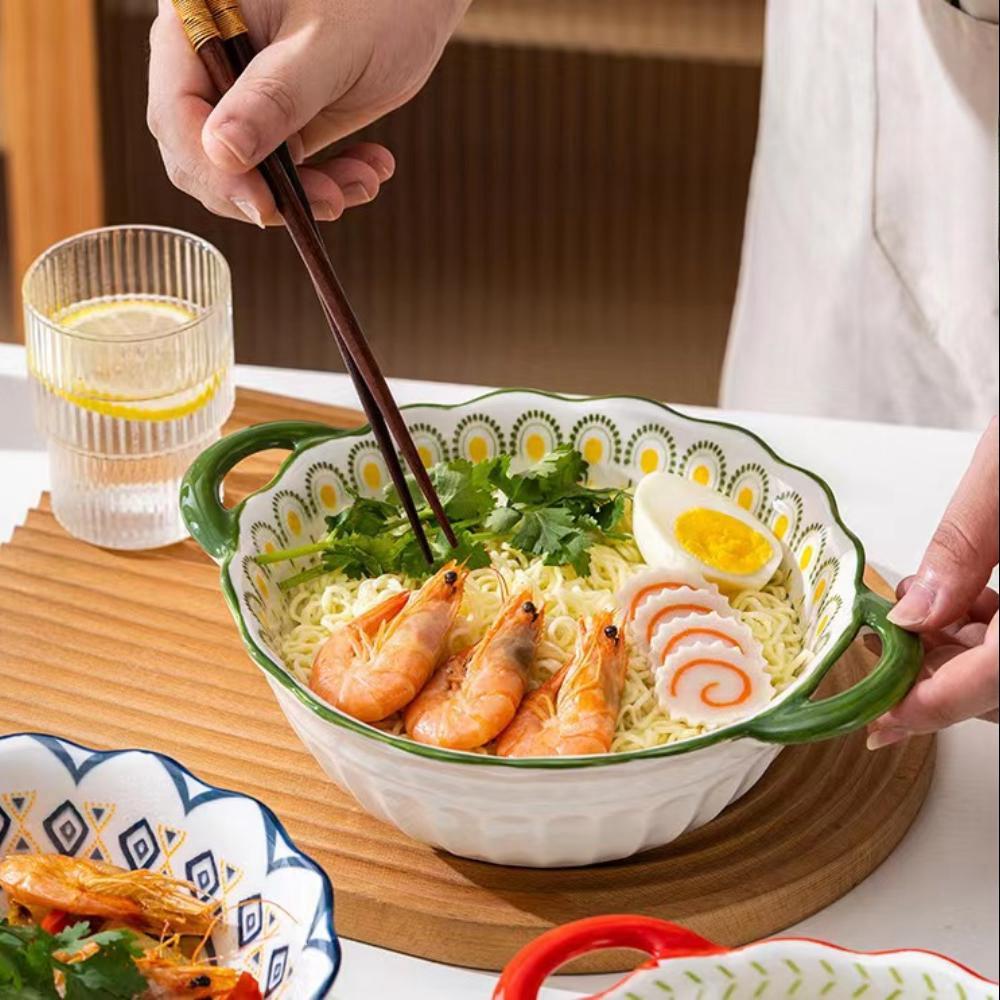 Прекрасная керамическая суповая миска большого объема с ручкой. Подходит для салатов, фруктов, пасты, десертов и т.д. Подходит для духовки.