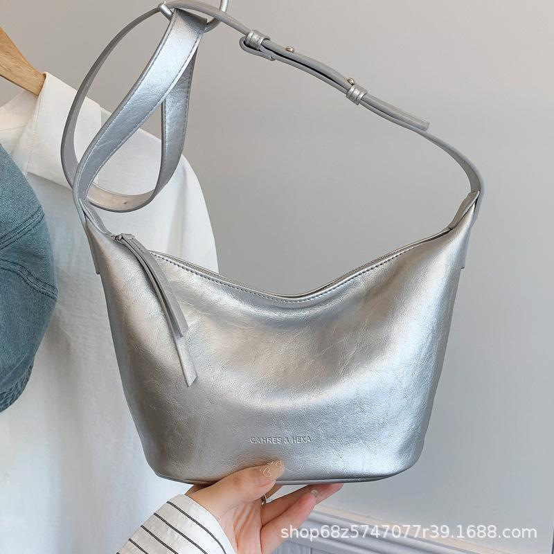 2025 Casual Large Capacity Underarm Bag New Lightweight Simple Crossbody Bag Fashionable Commuter Shoulder Tote Bag