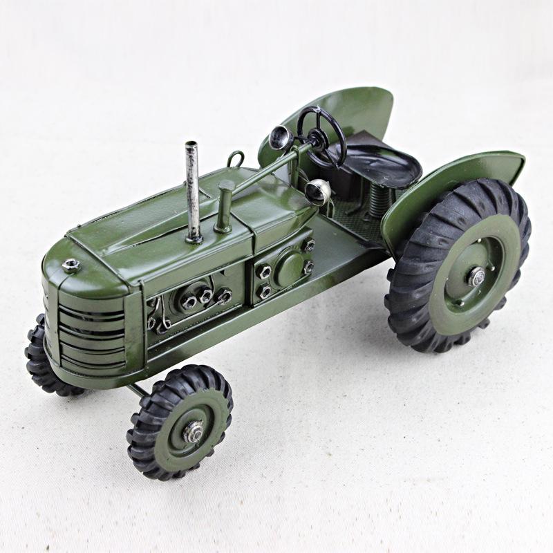 Модель трактора из красного железа ручной работы