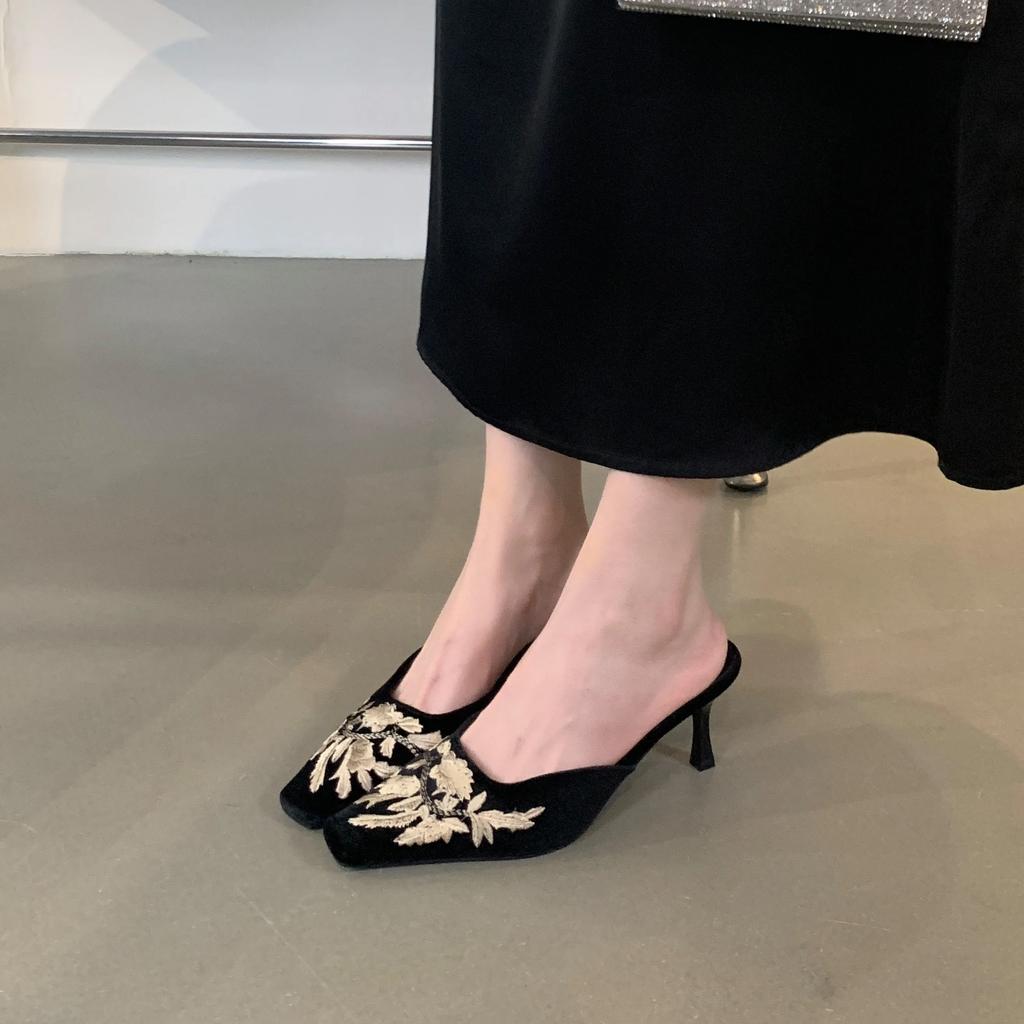 Осенние модные женские тапочки с квадратным носком и вышитым цветком, замшевые тапочки на высоком каблуке, подиумная домашняя домашняя обувь