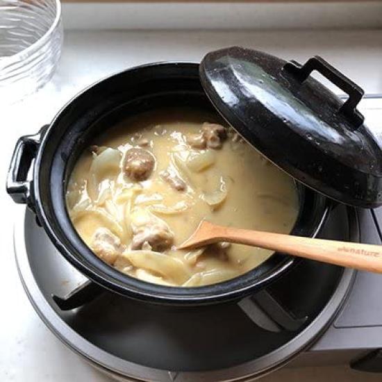 Современная черная глиняная банка размером от 1 до 2 диаметра емкость текстура грубая сделана из грубой глины, которая ощущается теплой в вашем имеет теплоаккумулятор поэтому