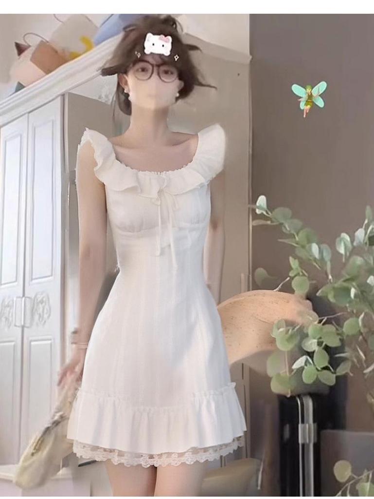 Элегантное белое платье с короткими рукавами: Красивое приталенное мини-платье в стиле «старые деньги», идеально подходящее для моментов первой любви.