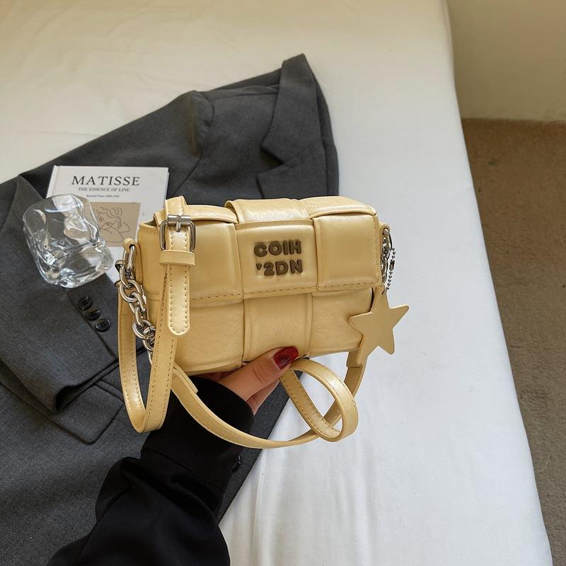 Женская сумка 2025 новая модная высококлассная модная универсальная на плечо сумка-мессенджер осень и зима плетеная портативная маленькая квадратная сумка