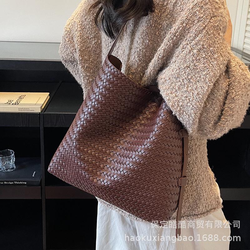 Сумки большой вместимости для женской осени и зимы, универсальные, новые простые сумки через плечо, сумки-мессенджеры, сумки для мамы и ребенка популярны в этом году. ведро