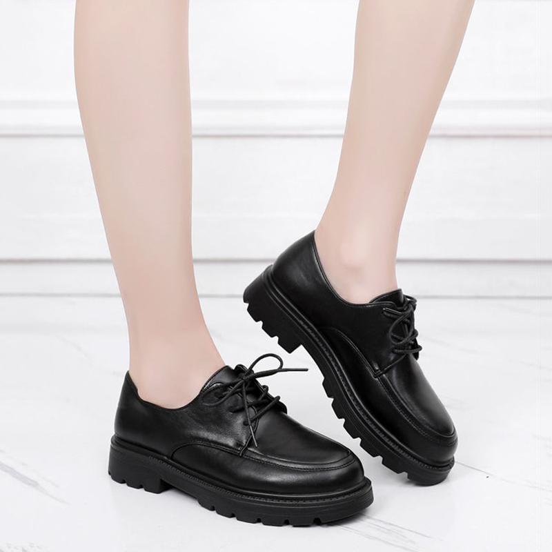 Нескользящая рабочая обувь. Женская черная кожаная обувь. Удобная и мягкая обувь для мамы среднего возраста. Туфли на плоской подошве.