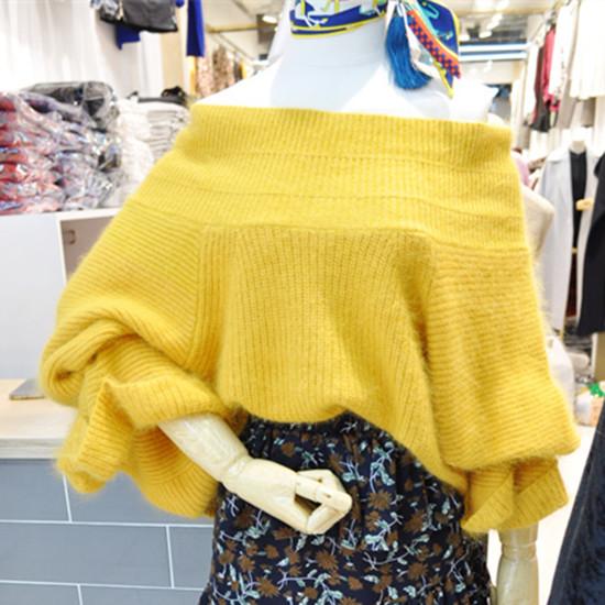 Женский свитер с широкими рукавами и открытыми плечами