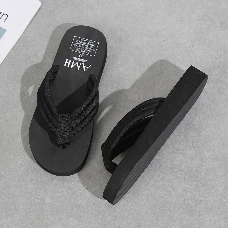 Женские шлепанцы с толстой нескользящей подошвой: Стильные летние тапочки для отдыха на открытом воздухе.