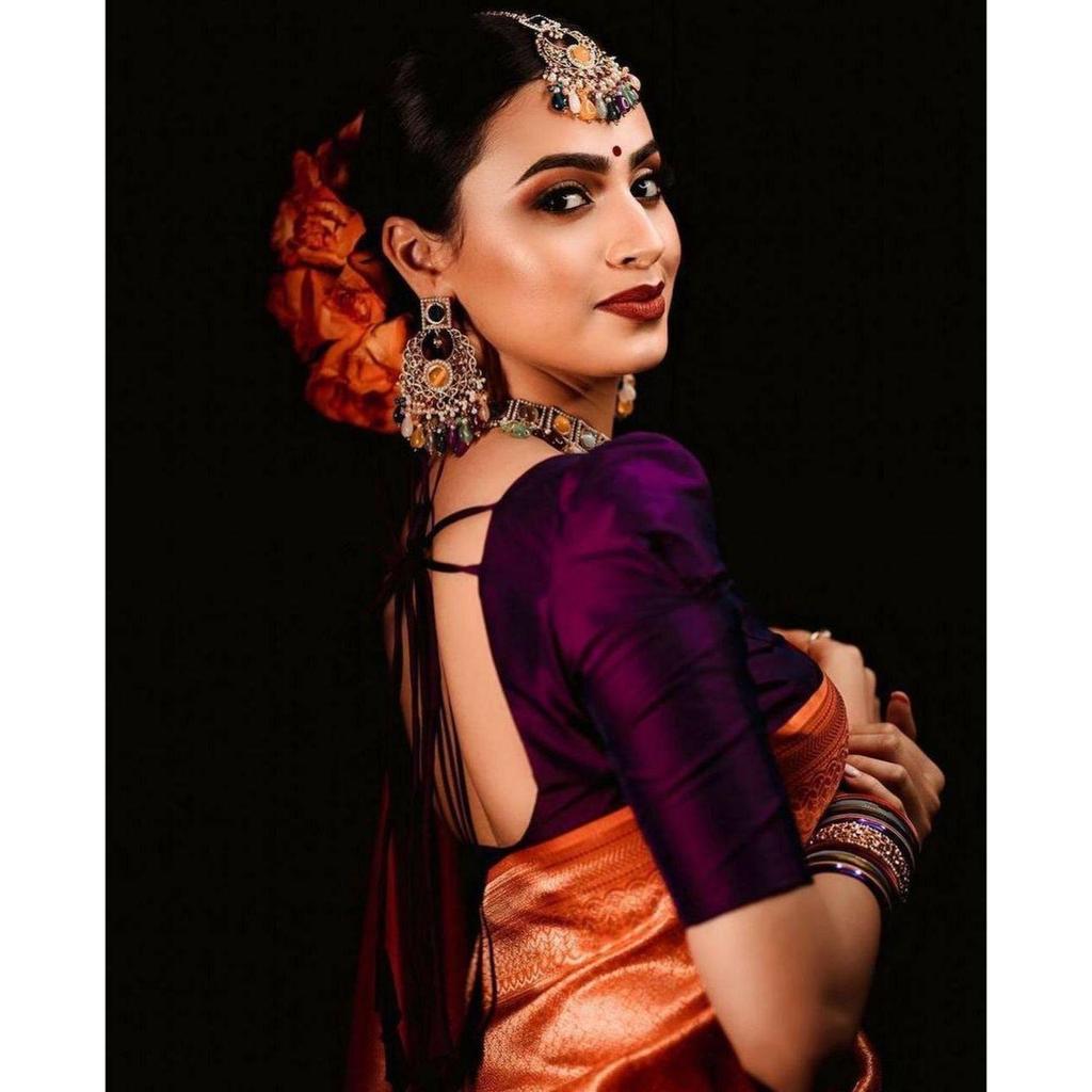 Шелковое сари из магазина АЛМААРИ украшено красивой вышивкой Зари в виде традиционных мотивов.