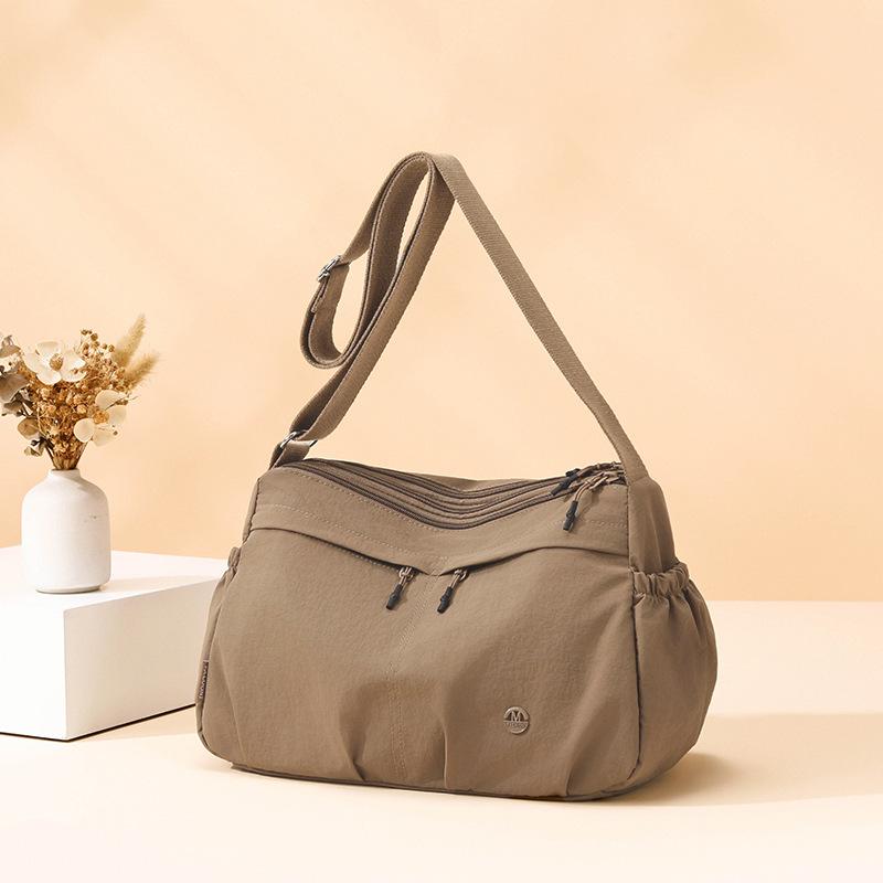 Эта модная и универсальная сумка через плечо на одном плече — простая, повседневная, нишевая и высококлассная женская сумочка.