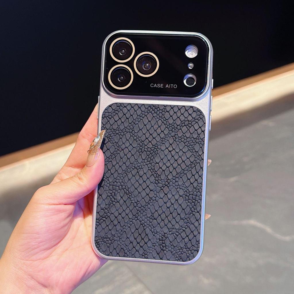 Защитный чехол для iPhone 17 Pro Max под змеиную кожу с большим окном