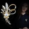 Fashion Pearl Brooch, Creative Simplicity Diamond-Encrusted Flower Corsage Women'S Clothing Accessories Pin