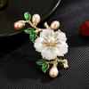 New Retro Women's Luxurious Brooch Simulation Pearl Elegant Flower Temperament Western Clothing Accessories Holiday Gifts