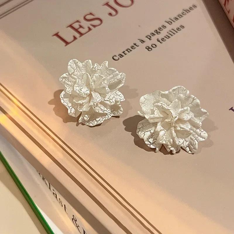 Big White Flowers Stud Earrings for Women Personality Unique Design Brincos Wedding Jewelry Birthday Gift