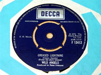 Пластинка 7 дюймов WILD ANGELS - Greased Lightning / Born To Hand Ji F13412 DECCA 1972 Великобритания Саундтреки и мюзиклы Б/у