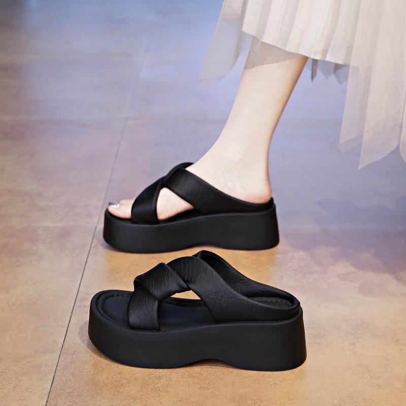 Крутые тапочки женские летние новые модные на толстой подошве красивые черные пляжные сандалии