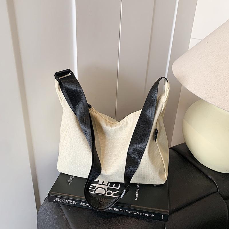 Японская сумка большой вместимости женская 2025 новая трендовая модная на одно плечо осенняя повседневная повседневная кроссбоди спортивная тканевая сумка