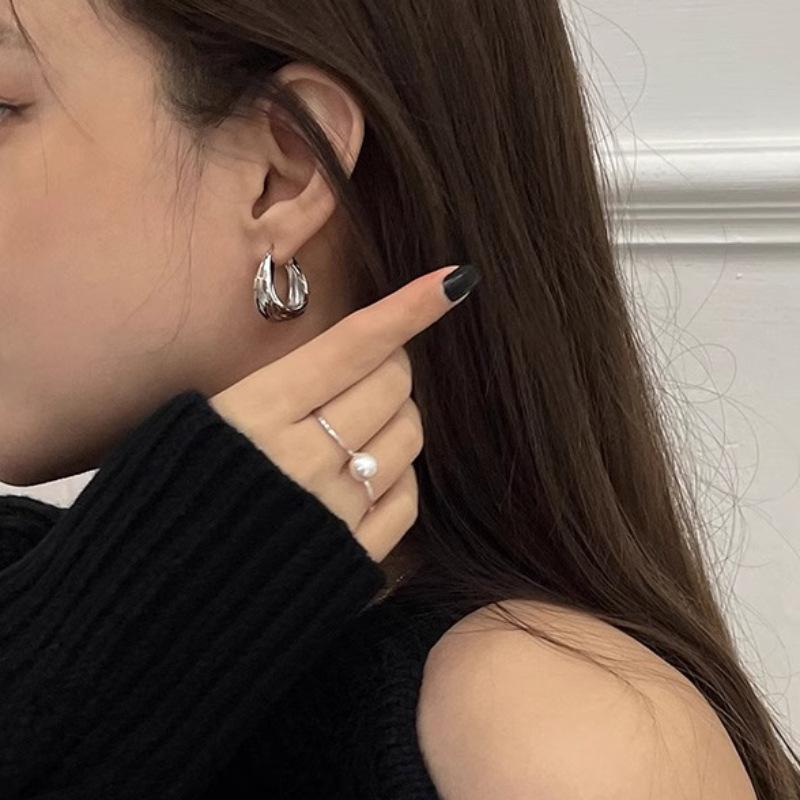 Винтажные серьги с неровными складками, женские серьги-лава, темпераментный нишевый дизайн, ветер инс, элегантные, простые, легкие, минималистичные серьги-кольца
