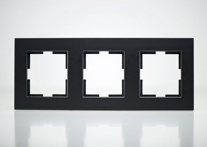Plaque de finition plastique noir 3 postes 81x225x10mm
