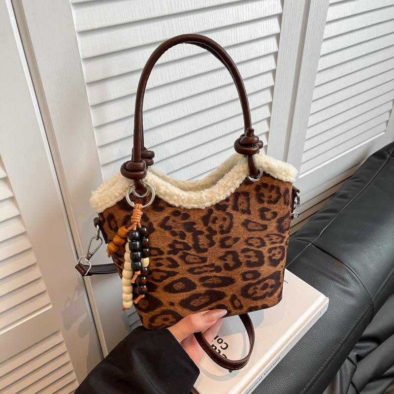 Винтажная матовая коричневая маленькая сумка Maillard женская 2025 новая осенне-зимняя универсальная сумка-мессенджер портативная сумка-ведро