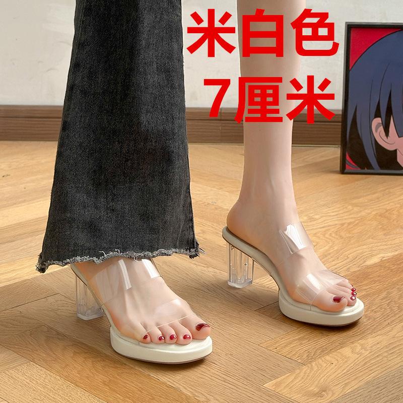 Наступая на дерьмо, чувствуя себя толстой подошвой, водонепроницаемый стол, прозрачное слово с босоножками на высоком каблуке, женщины носят хрустальные каблуки, толстые каблуки, классные тапочки в