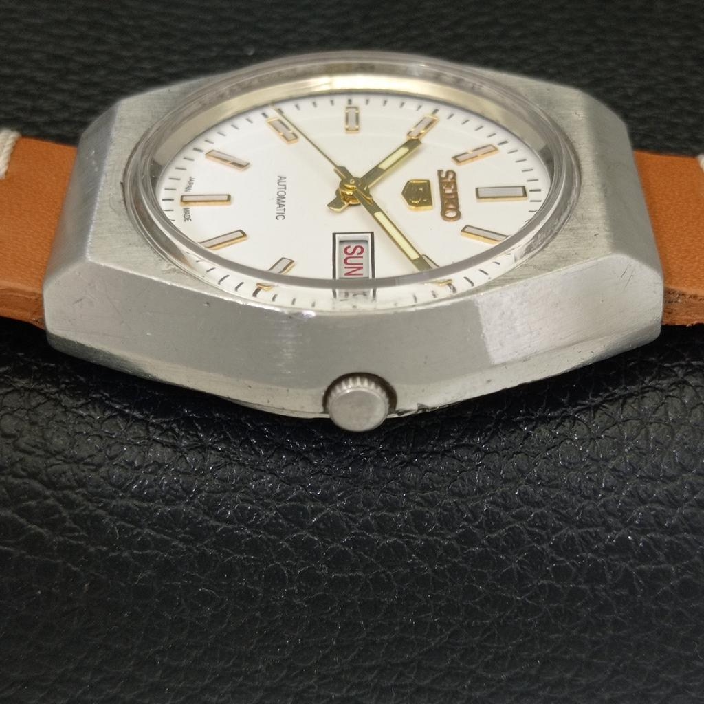 JAPAN VINTAGE SEIKO 5 AUTOMATIC MENS WHITE COLOR DIAL WATCH A701489-5 R206b-a701489