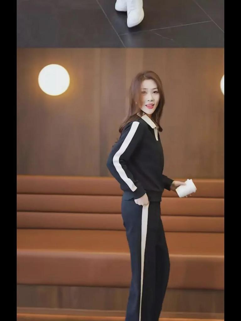 Женский облегающий спортивный костюм из двух частей — стильная простая толстовка с отворотами + спортивные штаны на весну/осень 2023 г.