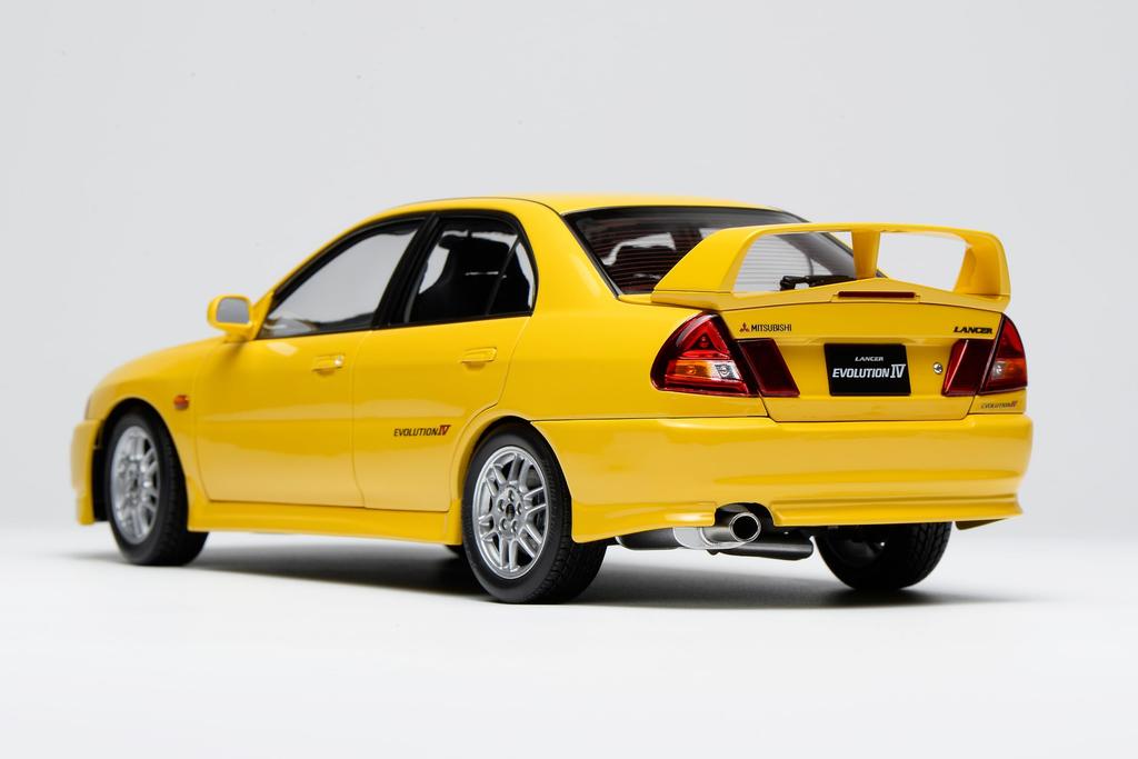 FREESTYLE MOTORHELIX Масштаб Mitsubishi Lancer Evolution EVO IV Одуванчиково-желтый Готовая модель M84006 1/18