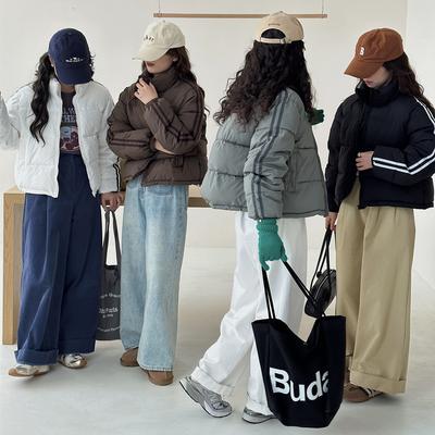 2025 Осень/Зима Новая Пуховая Хлопковая Куртка Женская Короткая Стойка Воротник Две Полосы Корейская Версия Свободная Студенческая Мода Утепленная Куртка