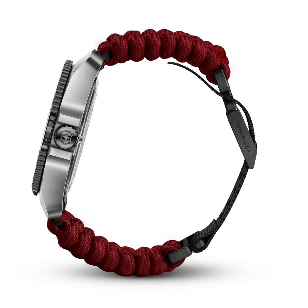 Victorinox Часы JOURNEY 1884 мужские с черным циферблатом, красным ремешком из паракорда, аксессуаром, кошельком, многофункциональным инструментом, резиновым ремешком в комплекте, кварцевым корпусом из нержавеющей стали (316