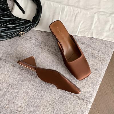 Тот же стиль, что и у матери-виноградаря, Басовое настроение~ Французский квадратный носок, легкий вырез, атласный треугольник и сандалии Мюли женские новые летние модели