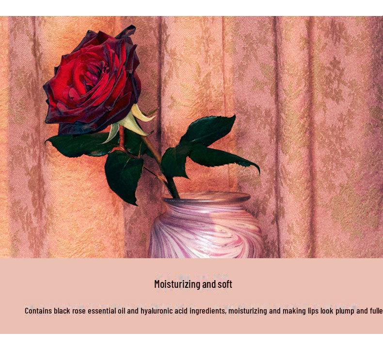 Губная помада Romantz/Yamizi Genuine Rose Black — стойкая, не выцветает, не оставляет пятен.