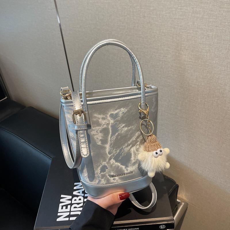 Популярная в этом году сумка-ведро женская 2025 новая модная в зарубежном стиле сумка-мессенджер для выхода в свет портативная маленькая сумка