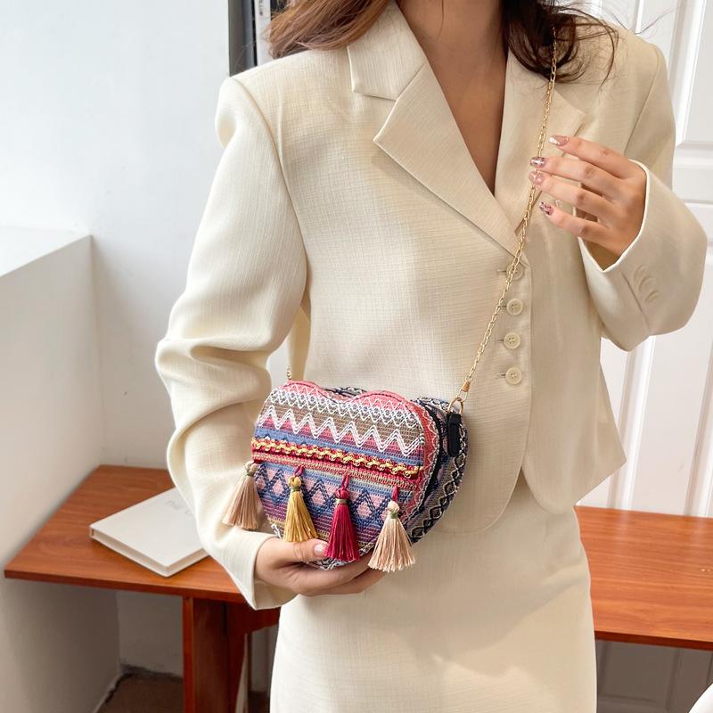 2025 новая сумка женская модная сумка-мессенджер в форме сердца с бахромой в этническом стиле на цепочке маленькая сумка-саквояж плетеная сумка