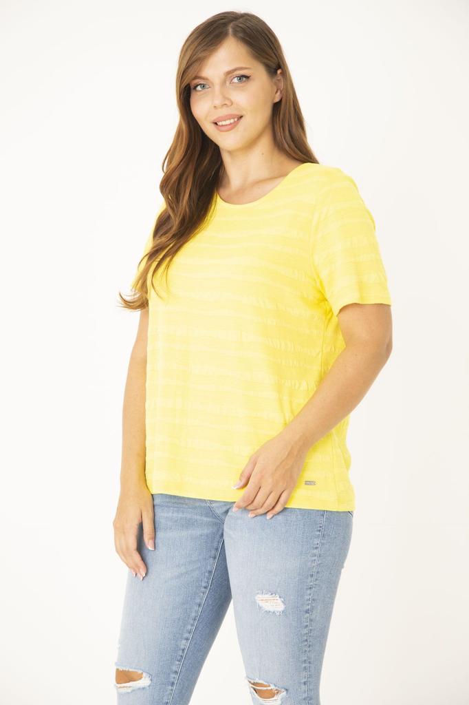 Женская блузка большого размера Желтая блузка больших размеров с круглым вырезом и узором