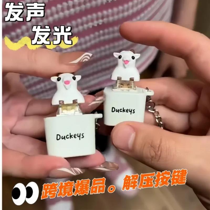 Baoaaaa Милый Ягненок Со Звуком и Светодиодной Подсветкой Перезаряжаемый Брелок Веселый Козлик Клавиатурный Стук Снимает Стресс
