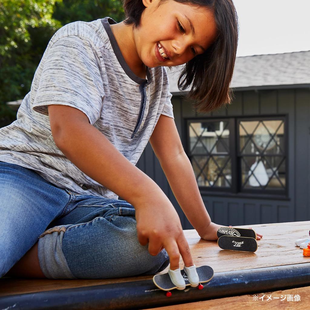 Hot Wheels Skateboard Shop 1 Finger Skateboard with Vehicle Toy Finger Skate Playset for Ages 5 and JGG95 (Includes Shoes) Up, Multi-Purpose,