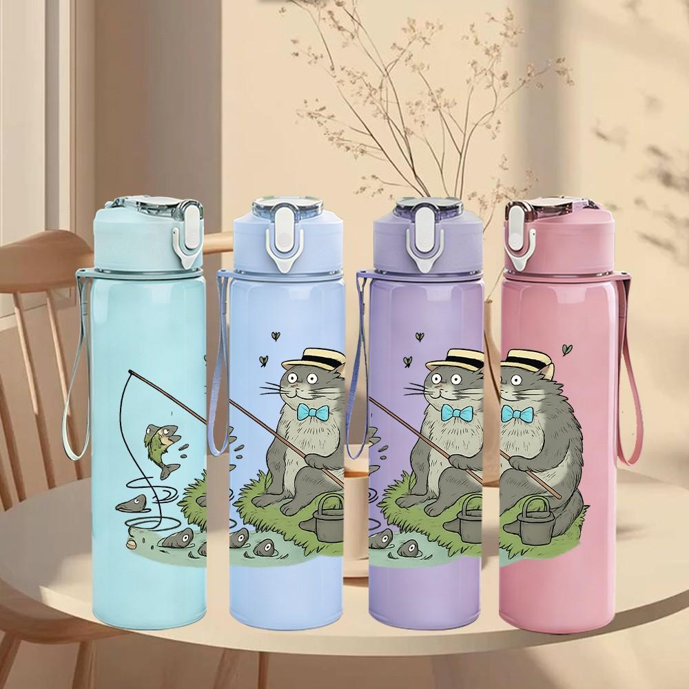 1PC Fishing Bear Cartoon 750ml Color Plastic Sports Water Bottle Leakproof Flip Straw Lid Suitable for Sports Office Home Use