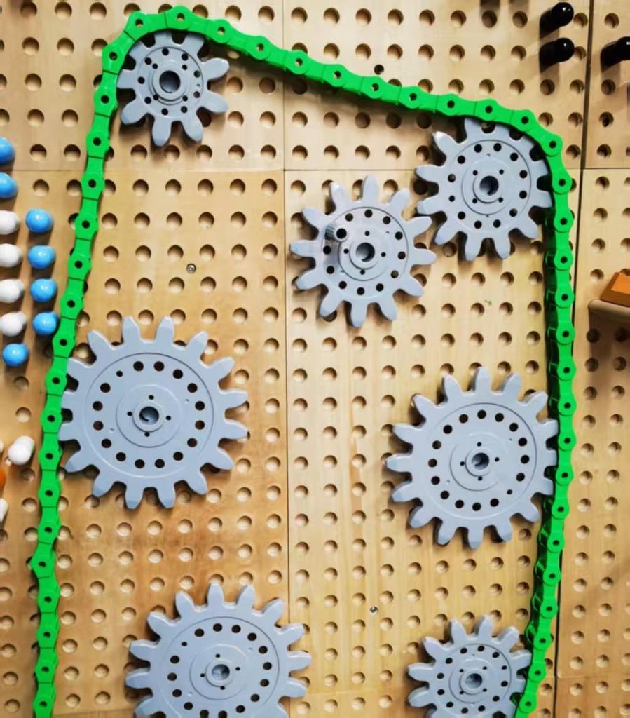 Стена-игрушка с колышками и бусинами: Интерактивные деревянные кубики и игра-украшение для стены для детского сада.